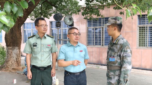 06a4e74df9f146f7878f46bf8cf24721.jpg 院领导与参训连长交流(1).jpg
