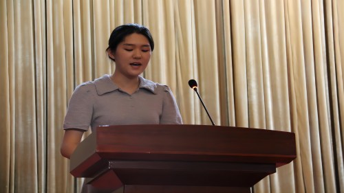 e1fe5cdd07bb441194ae42b426b10bb3.jpg 赵千慧同学发言(1).jpg