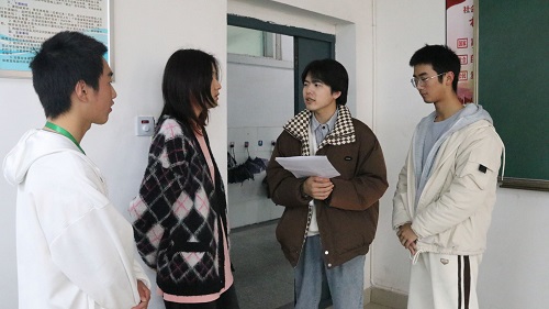 d74fb41c116041519dca146550ba06ca.jpg 陈伟查课.jpg