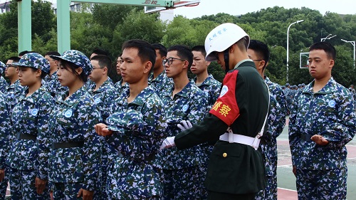 0f93e122de15483ab0dc2f5b5513f7b8.jpg 督察部对新生进行军容风纪检查1.jpg