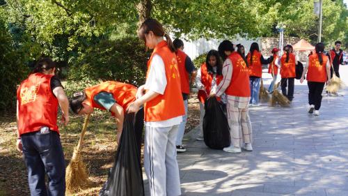 6d7aee433a4d45d2a45634068bcde12c.jpg 志愿团打扫二区食堂前坪(1).jpg