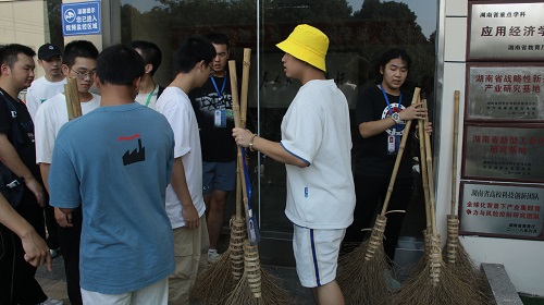 adbf311fd38249e5a90d3ad691192a4f.jpg 宿管部成员分发卫生工具.jpg