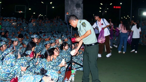 2f4defd959a24dd6a6b78e002eff6442.jpg 王鹤为新生发月饼.jpg