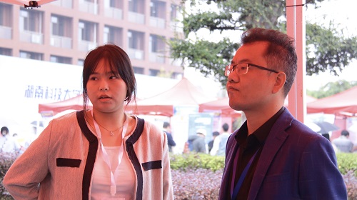 b5e088ec0b1f4f4c91cd15cda47295f0.jpg 等候学生咨询.jpg