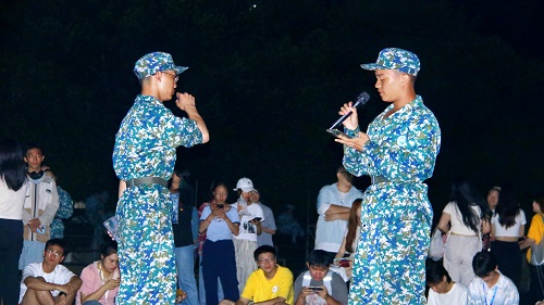 e7bd9f6a94ea4e59ae8323f0c3313ecd.jpg 军训新生参与节目表演.jpg