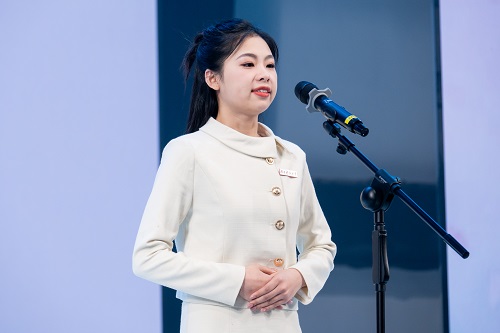 1436c99469164b258d9eba23a429e381.jpg 信息与电气工程学院宁璐瑶演讲.jpg