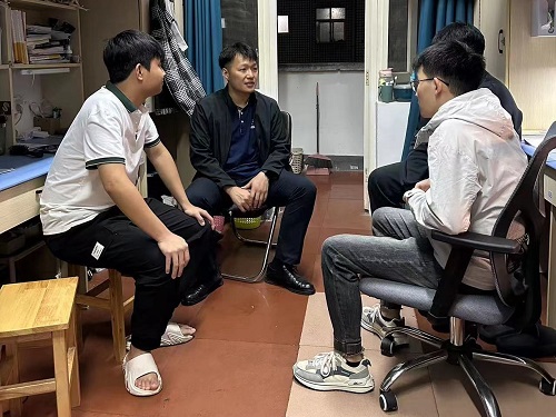 be275b61717244fe880b07c696d737c6.jpg 团委书记周帆与学生交流.jpg