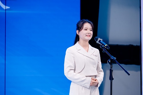 d027cff9f1f4459293f98d20b449d7a1.jpg 外国语学院覃舒婷演讲.jpg