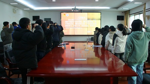 cdafe269bac74f15be35a8e2b33b49ae.jpg 重温入团誓词.jpg